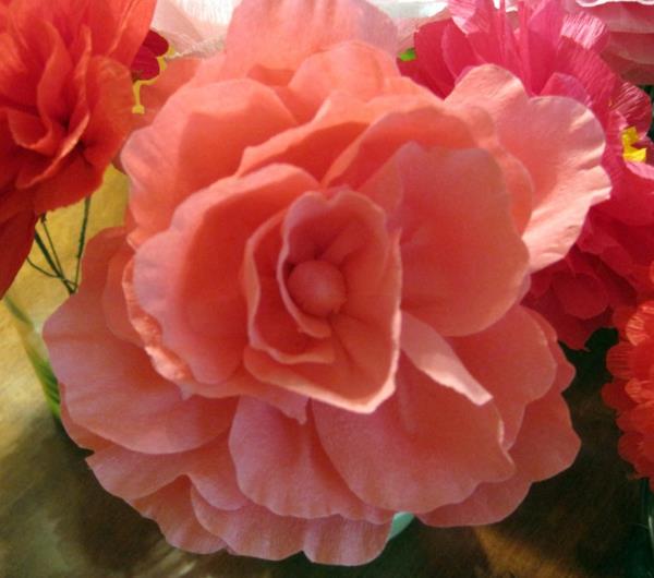 röd-ros-crepon-papper-blomma