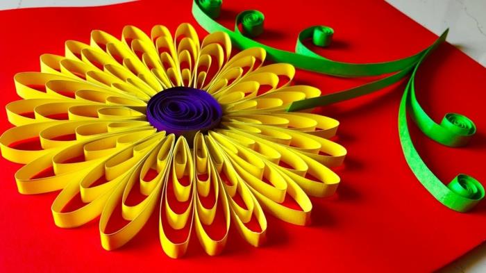 ľahký kvet, pohľadnica ku dňu matiek, žltý dizajn na červenom pozadí