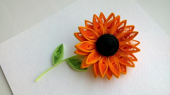 quilling kvetina, oranžová slnečnica so zelenými listami a zelenou stonkou