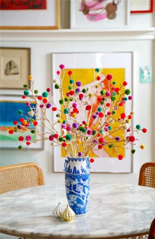 blomma-pompon-blå-vas-dekorativa-blommor-marmor-bord-stol