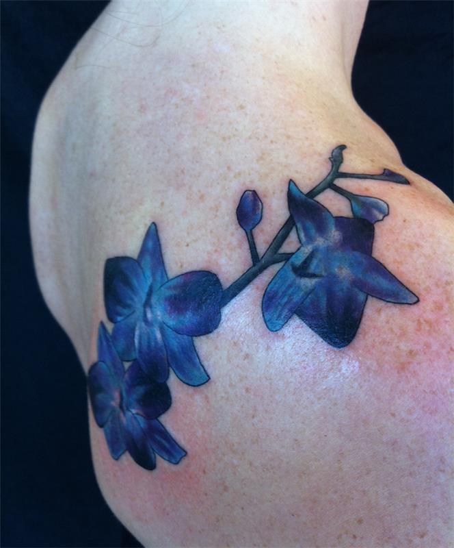 Žena s modrým kvetom orchidey na ramene