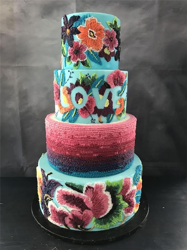 original tårta med broderimönster på blå bakgrund, flerskiktad tårtidé med original blommönster