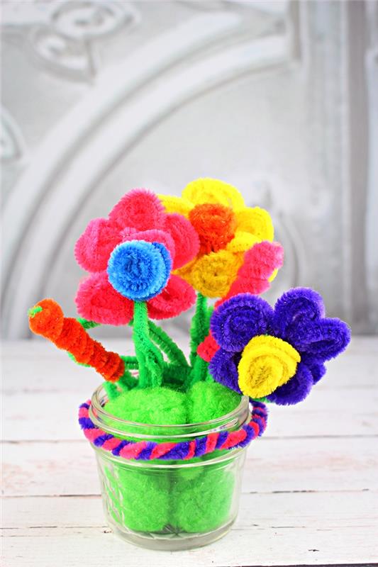 kvety ženilky v sklenenej nádobe, nápad na darček ku dňu matiek, ktorý vyrobíte s deťmi od útleho veku