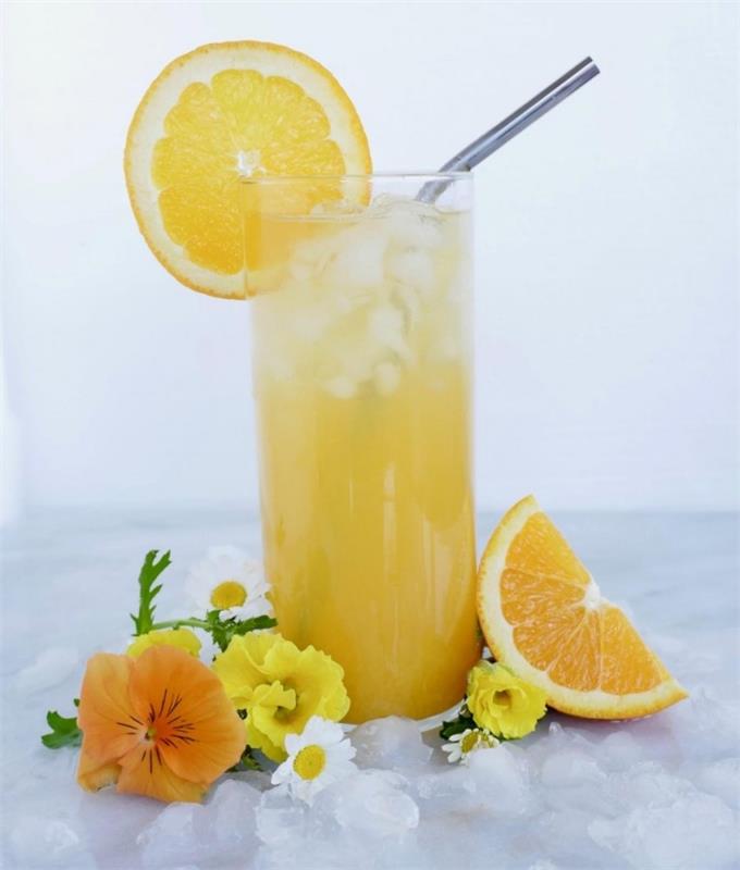lätt detox drink idé, hur man förbereder iste, kylt te recept med isbitar och apelsinskivor