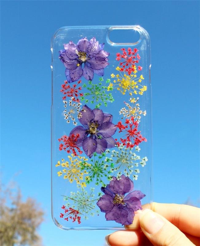 transparentný silikónový model puzdra na telefón zdobený fialovými kvetmi a malými sušenými kvetmi v žlto zelenej a červenej farbe