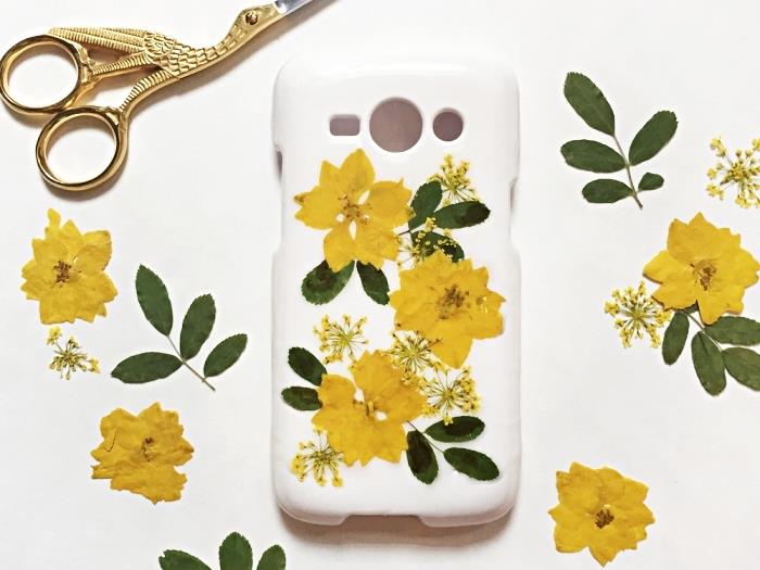 príklad ľahko personalizovaného puzdra so žltými kvetmi a sušenými zelenými listami prilepeným k bielemu puzdru