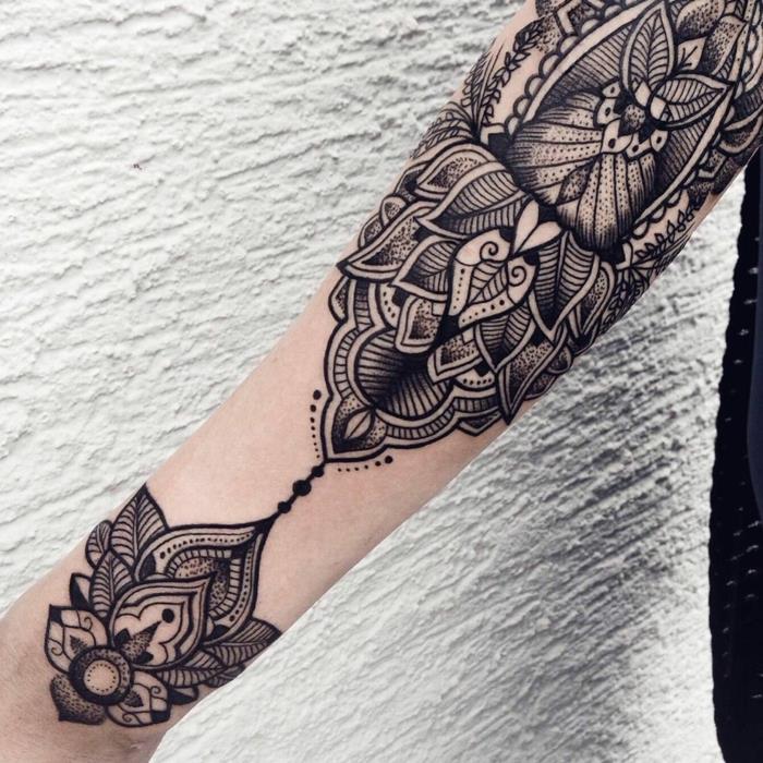 tetovanie v ázijskom štýle, čierne tetovanie, lotosové listy s čiernym atramentom