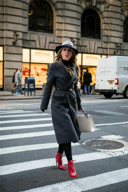 mladá žena kráča mestom, sivý kabátik, plstený klobúk, červené čižmy