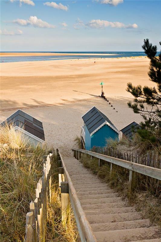 gratis tapet-landskap-av-stranden-vid-havet-med-fin-sand-och-ett-strand-hus