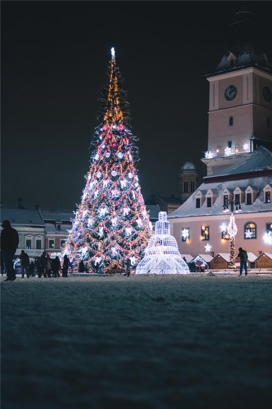 God jul foto för smartphone tapeter, utomhus jul dekoration fotografering med stora ljusa träd
