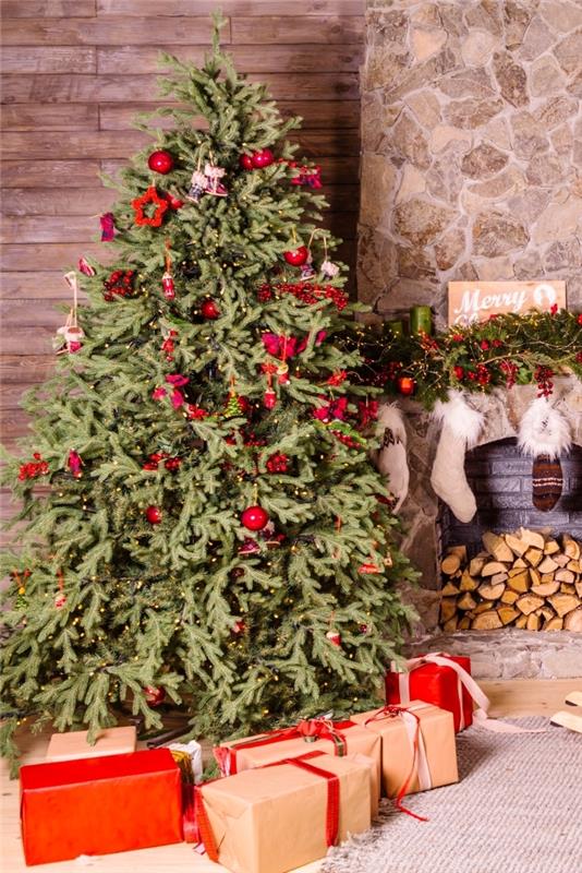 traditionell julgransdekorationsidé med prydnader och röda fjärilar, mysig atmosfär i ett vardagsrum dekorerat för jul