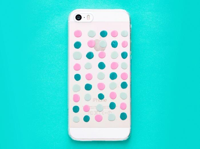 exempel på ett personligt iPhone 7 -fodral av transparent silikon dekorerat med identiska prickar i rosa och pastellgröna färger