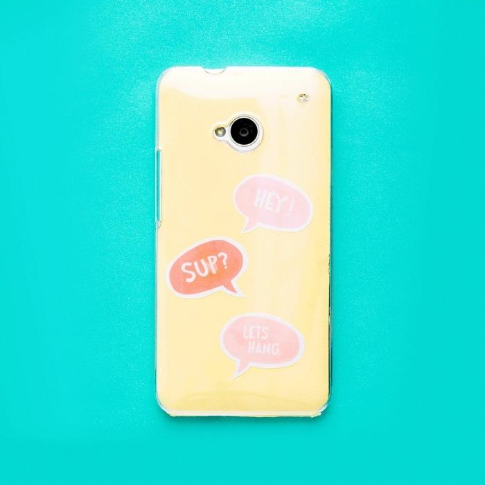 kreativ idé att göra ett gult telefonfodral med en rolig design med klistermärken med tryckta mönster