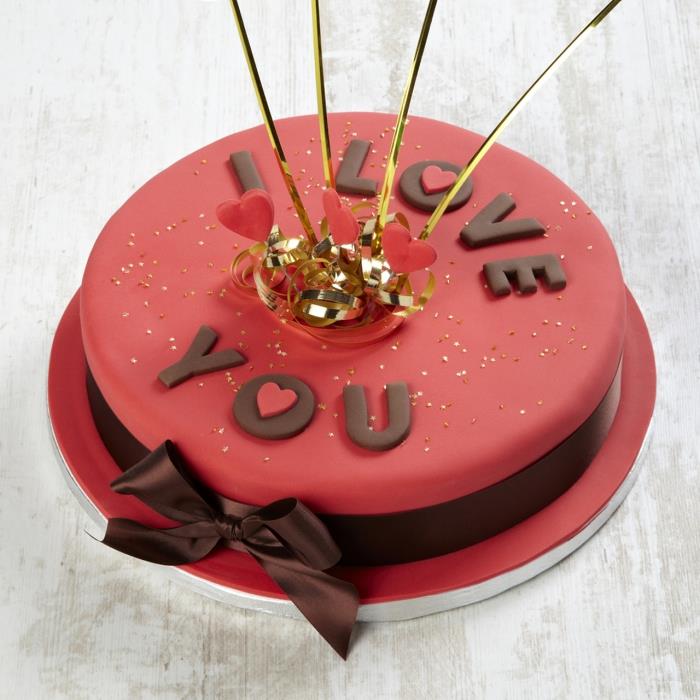 príklad romantického koláča z červeného fondánu s čokoládovou abecedou, nápad na romantické jedlo s originálnym dezertom