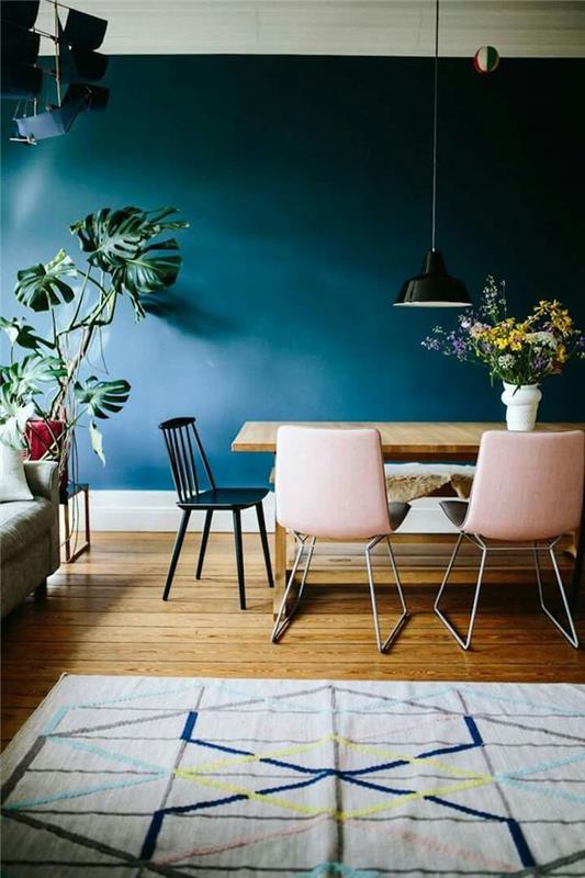 Modré nástenné ružové stoličky geometrický koberec zelené rastliny dekor jedálne prášková ružová farba originálny svetlo ružový dekor