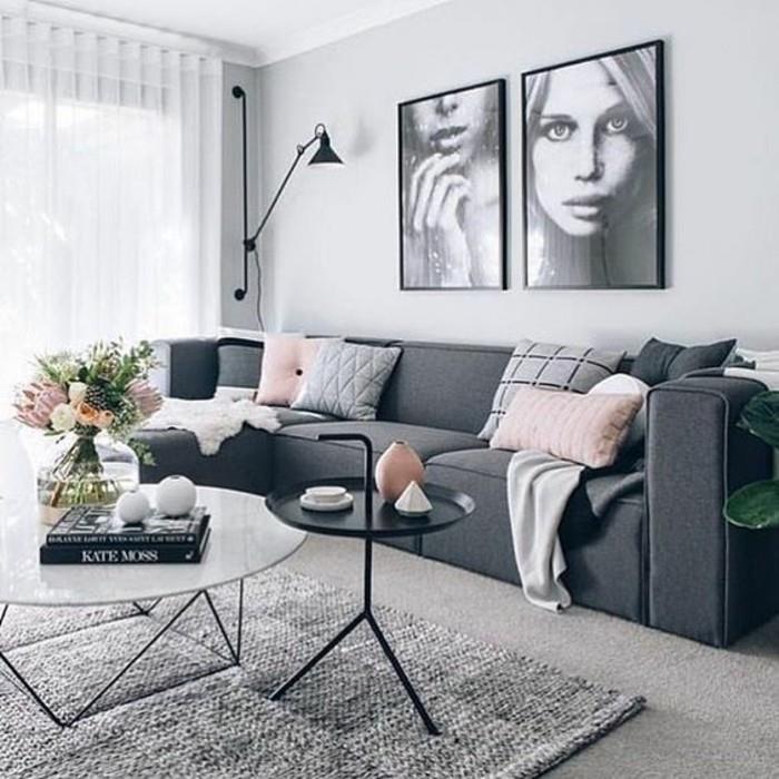 nádherná výzdoba obývačky-sivá-farba-obývačka-perla-sivá-sedačka-farba-antracitová-malé akcenty-jemná-ružová-krásna-stena-dekorácia-obývačka