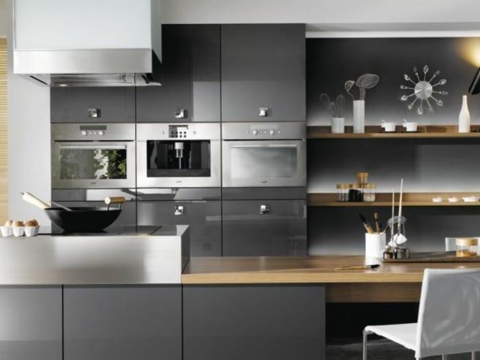 nádherná-model-antracitová-šedá-kuchyňa-niektoré-biele-a-drevo-akcenty-vítajúca-a-veľmi-elegantná-kuchyňa