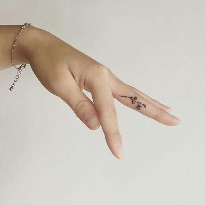 Roztomilé tetovanie ženy s tetovaním znamená nápad