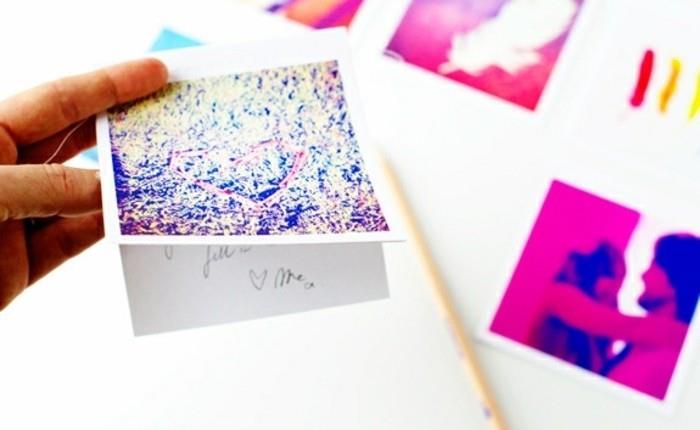 Oggetti fai da te semplici، cartoline Regalo con fotografia، piegata in due e dedica all'interno