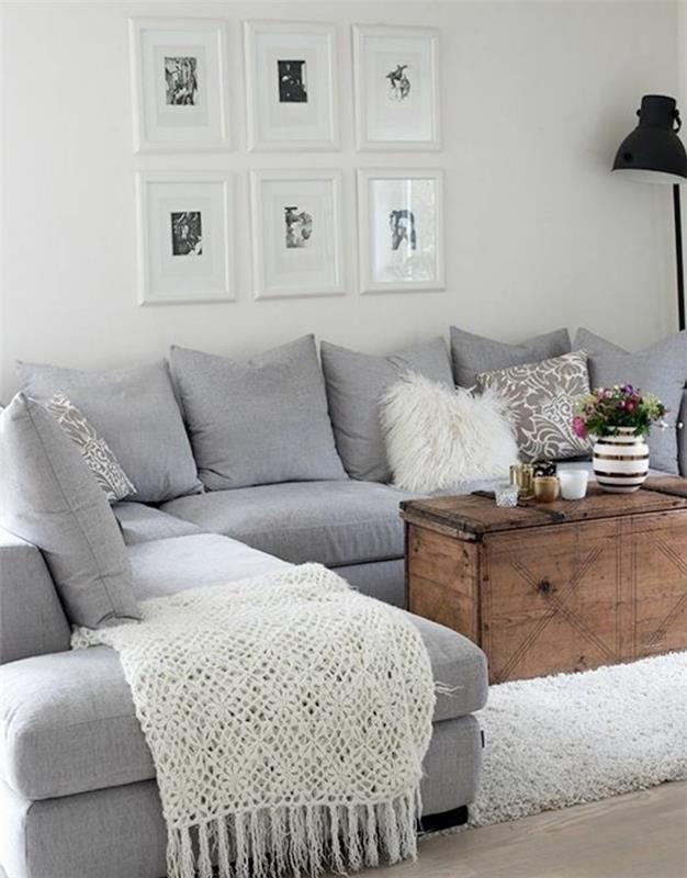 vintage soffbord i trä, grå hörnsoffa, vilka färger matchar med grå, vit filt, inramad hängkonst