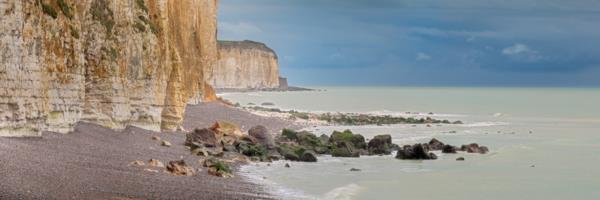 فرنسا Veules-Roses-Seine-Maritime-Cliffs-upstream-from-Cote-d-Albatre-panorama