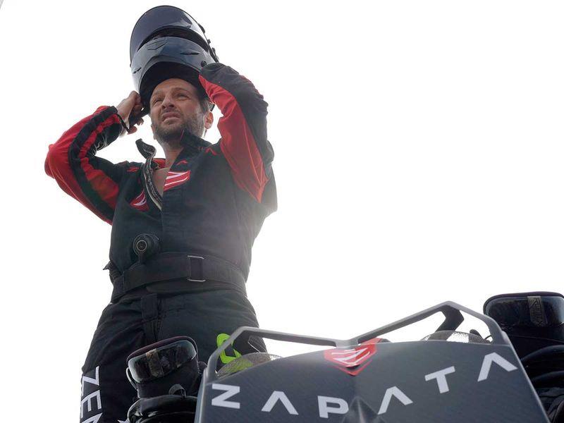 فشل فرانكي زاباتا و Flyboard Air في محاولتهما الأولى لعبور القناة الإنجليزية مع توقف