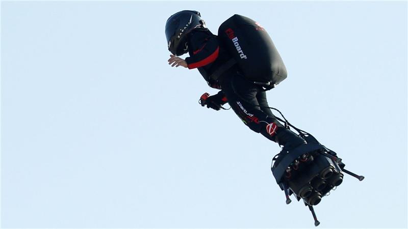 سقط فرانكي زاباتا في الماء بينما كان يزود طائرة Flyboard Air بالوقود