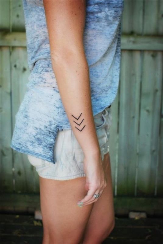 Tatuaggi avambraccio, don con con tattoo sul polso, disegno tre frecce