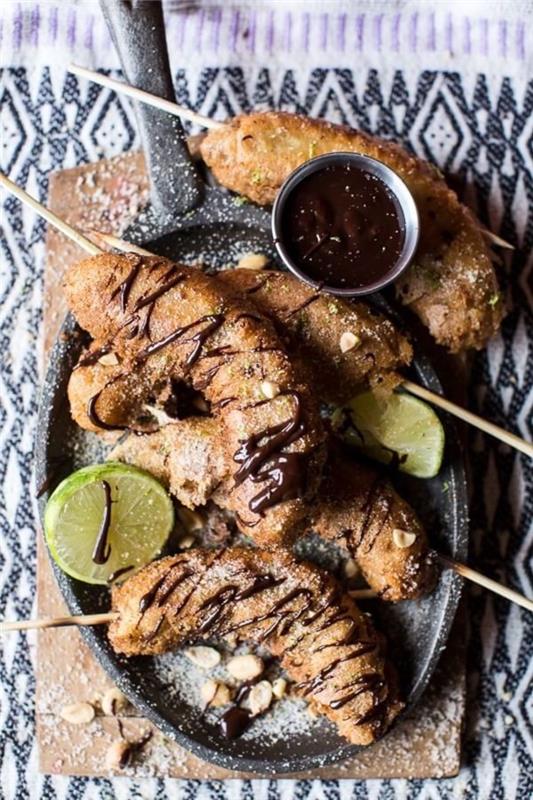 stekta bananer, med smält choklad, skivad lime, veganska aptitretare, träbräda