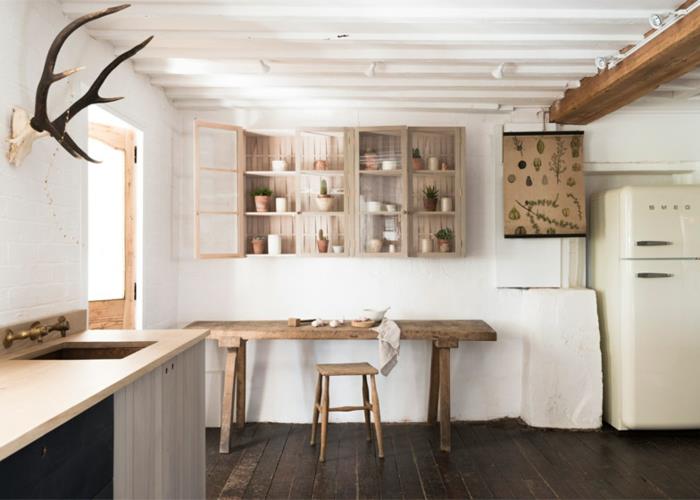 smeg chladnička biela drevená lavica biela kuchyňa a drevo škandinávsky štýl rustikálna kuchyňa módna vidiecka štýl stará kuchyňa