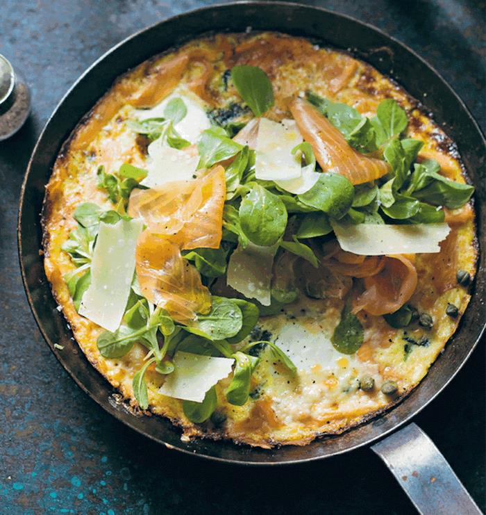 zelená fritata so špenátom a lososovými zemiakmi ozdobená čerstvou smotanou a citrónovým brunchom recept na vegetariánske jedlo.jpg