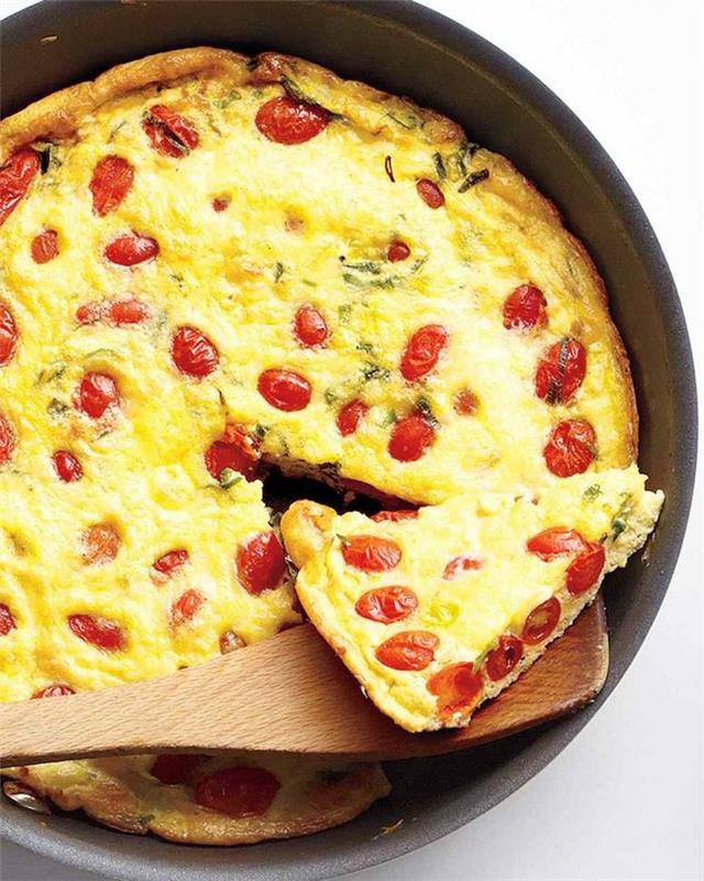 frittatata na panvici s vajíčkami a cherry paradajkami rozkrojené brunch menu
