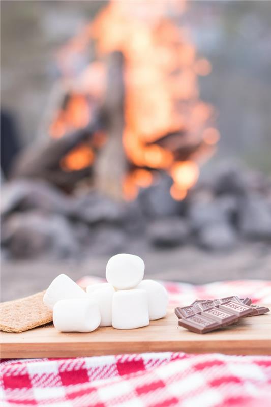Pezzettini di cioccolato, immagini da mettere come sfondo, fuoco con pezzi di legno