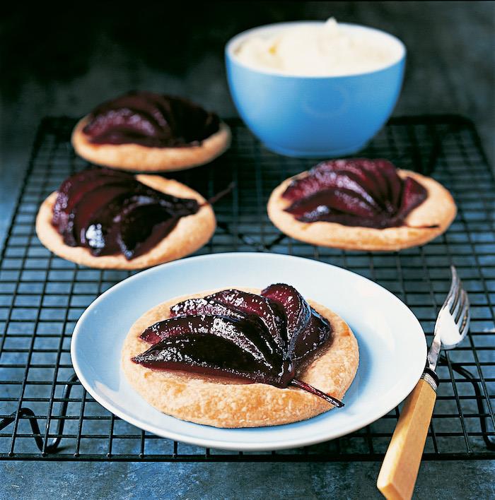 päronpannkaka pocherad i rött vin på en bit enkel och original päron dessertpate