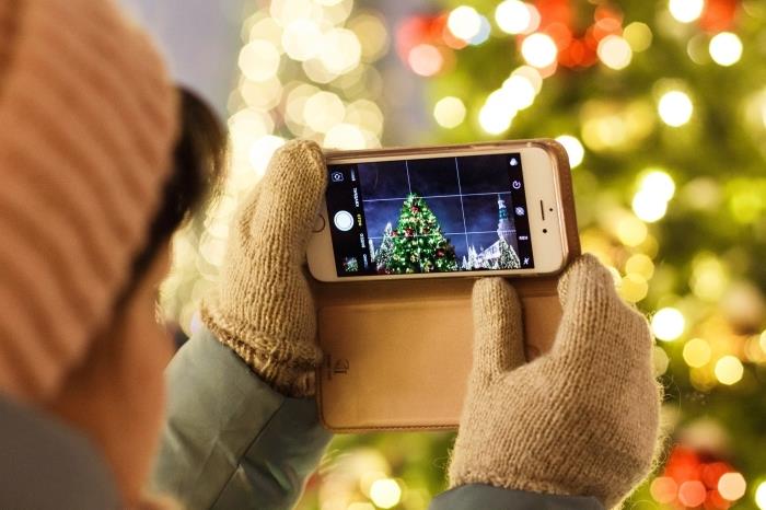 nápad, ako urobiť pekné obrázky vianočného stromčeka, vianočnej tapety na počítač so ženou pred ozdobeným stromčekom