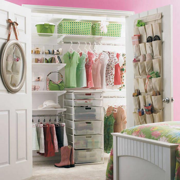 Grönt och rosa öppet omklädningsrum, modern inredning av klädförvaring, sovrumsidé, vackert lock till blomsterbäddar