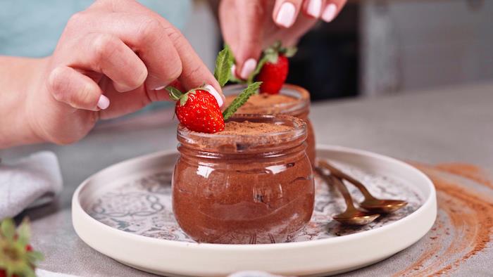 garnera med jordgubbar, kakaopulver och färsk mynta, exempel på ett snabbt och lätt dessertrecept, vegansk chokladmousse recept