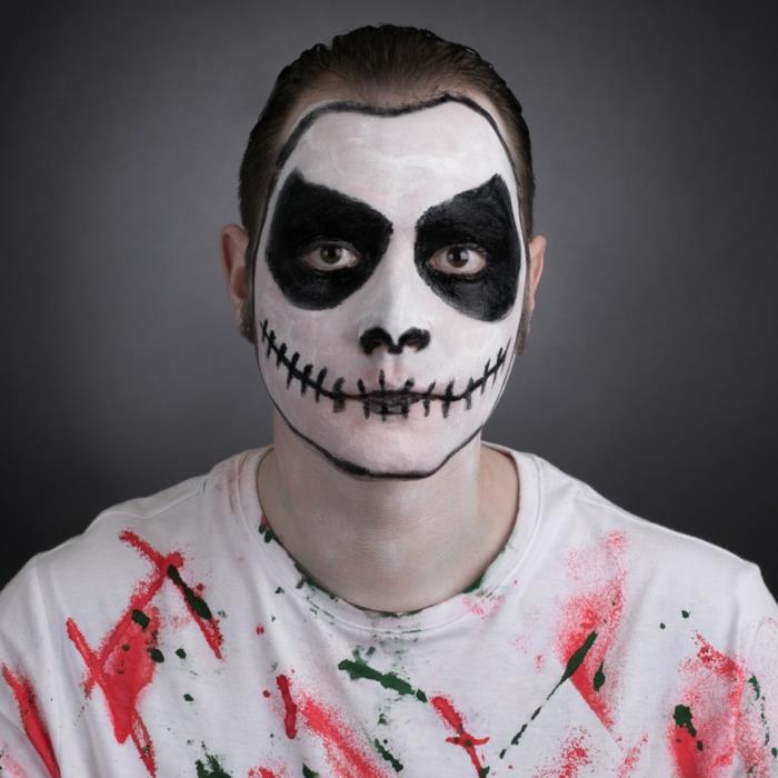 mužská tvár s obrysmi lebky, ľahký halloweensky make-up, červeno-čierne zafarbené tričko