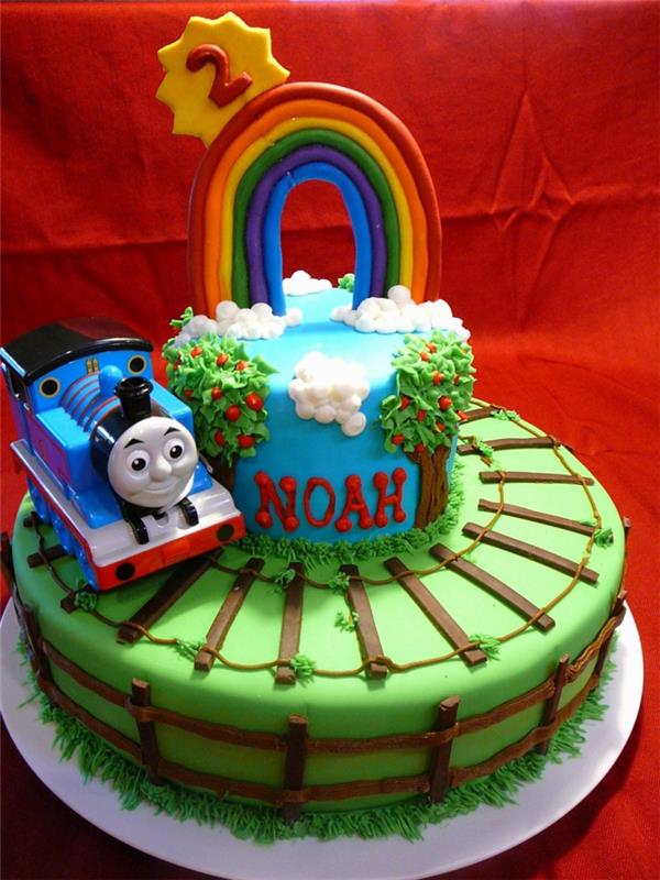 tvorivá torta, prispôsobená narodeninová torta, železnica na torte doplnená jedlou plastelínou