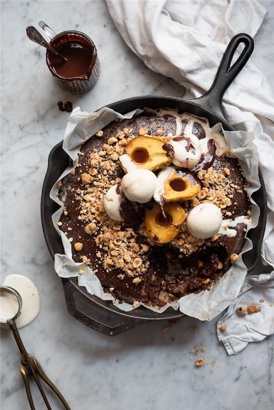 chokladpärontårta med valnötcrumble -toppning av glass och karamelliserade päron