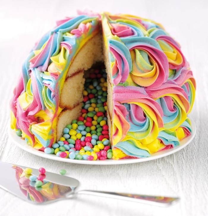 kupolformat vaniljkaka recept, med regnbågsrosa, fyllt med mångfärgade godisar