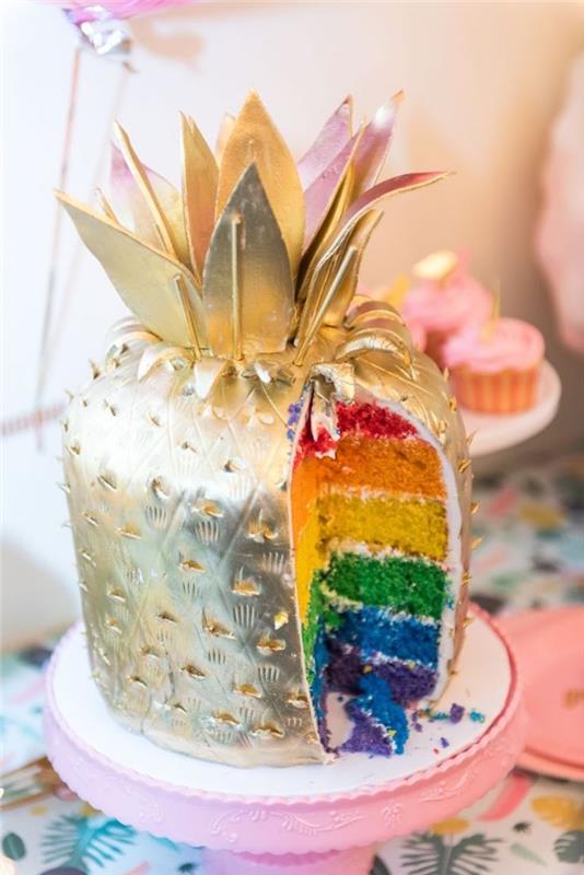 Rainbow tårta av genua i olika färger och guldfärgad tårtopp, original ananas tårta