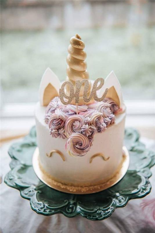الفكرة الأصلية لكعكة عيد ميلاد فتاة عمرها سنة واحدة على شكل وحيد القرن