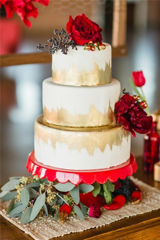 trojposchodová torta, červené ruže, elegantná narodeninová torta pre dospelých s kvetinovou výzdobou