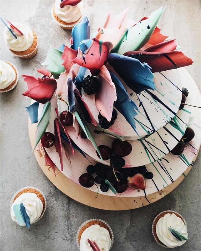 abstrakt konst att dekorera original tårta med färgade sockertallrikar abstrakt stil och körsbärsdekoration