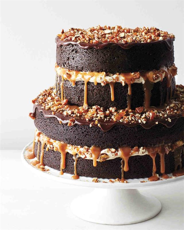 ako urobiť čokoládovú narodeninovú tortu, vrstvy kakaovej pasty ľadovej so smotanou a karamelom
