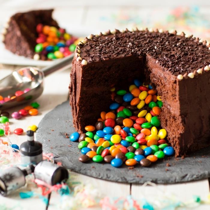 smarties chokladkaka med en hemlagad ganachefyllning, enkelt piñata -kakrecept