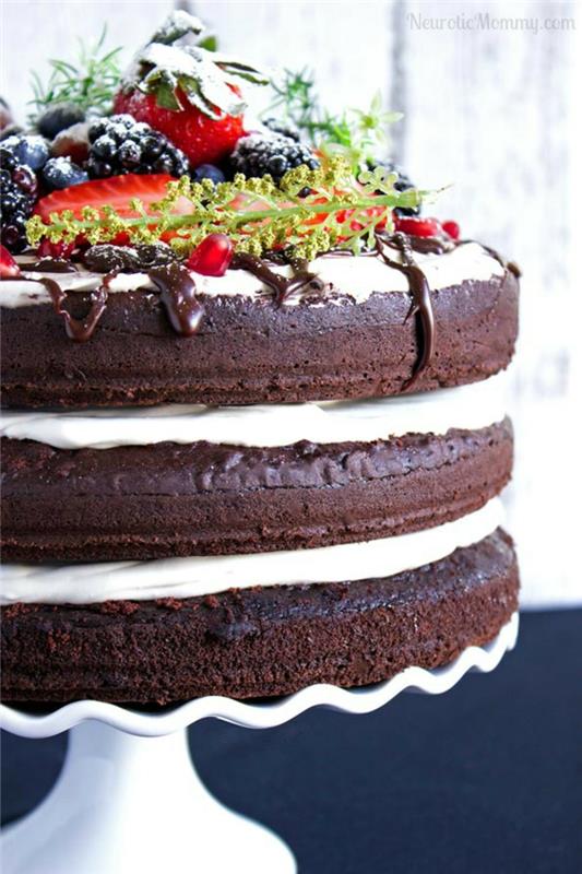 trojvrstvová čokoládová narodeninová torta, kakaová piškóta, vanilkový krém, ozdobte čerstvým ovocím