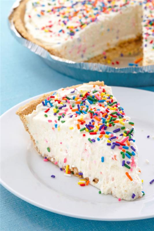 najľahší recept na narodeninovú tortu, tortu v tvare koláča bez pečenia posypanú farebnými posypmi
