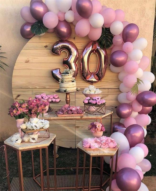 oförglömligt 30 -årsjubileum, festlig dekoration med träbord dekorerat med ballonger nummer 30 år för kvinna